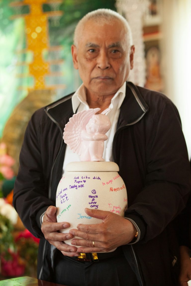 Choosing Between an Urn and a Grave: What You Should Consider 2025