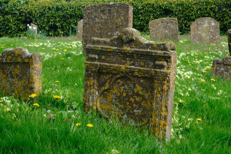 Choosing the Right Grave Headstone: A Complete Guide