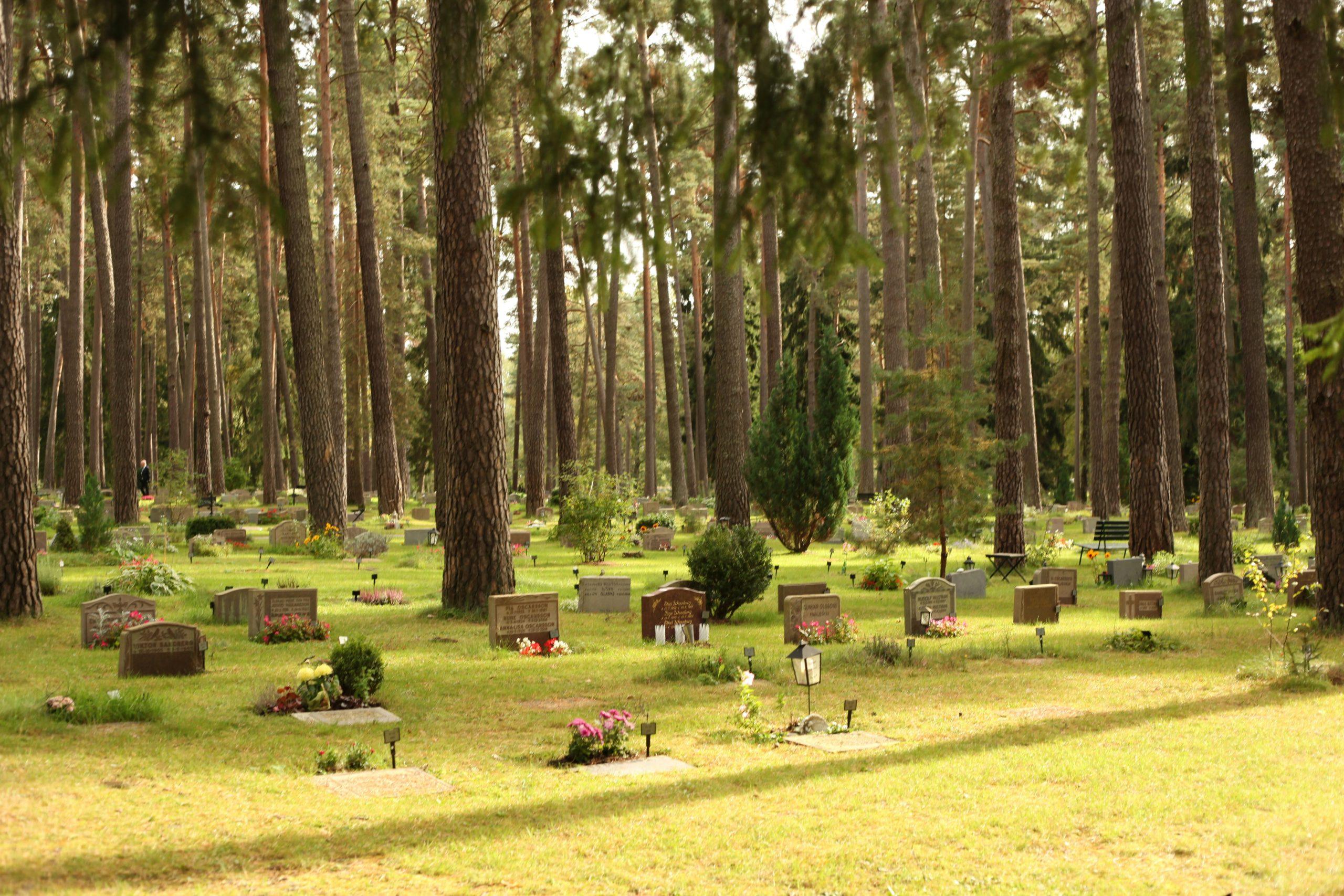 burying ashes in cemetery