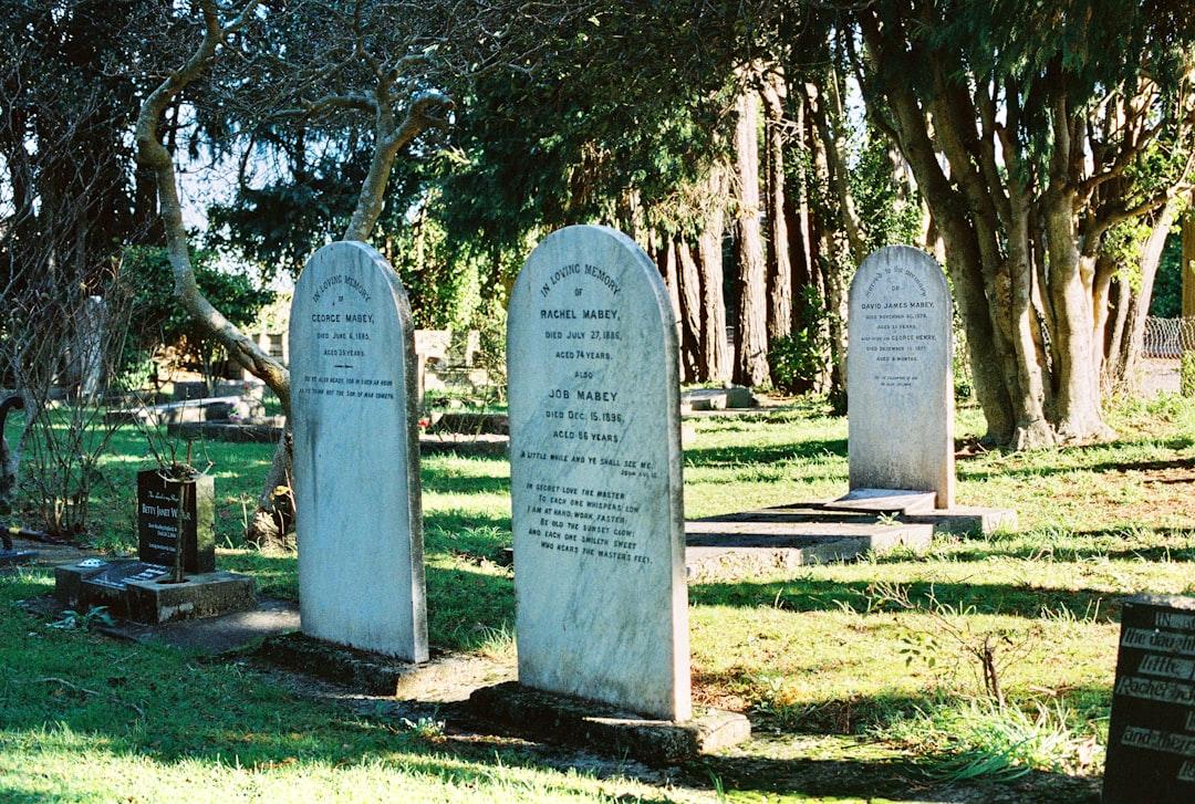 Inspirational Grave Headstone Quotes to Remember Loved Ones