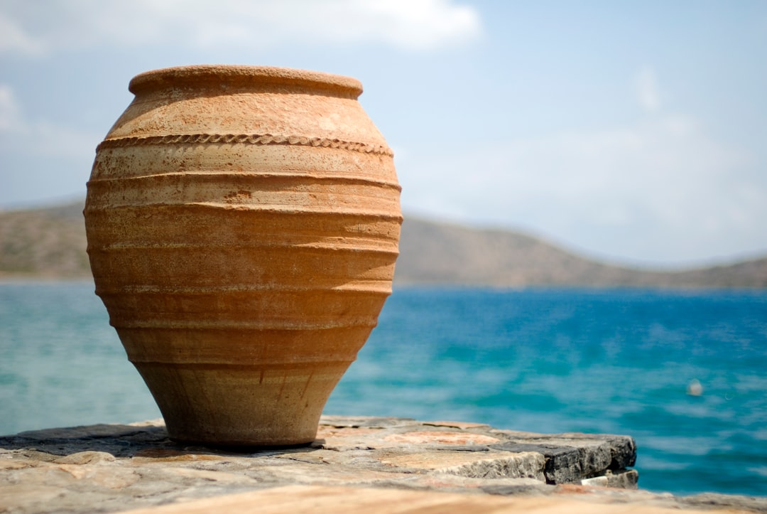 The Emotional Significance of Urns in Memorial Services